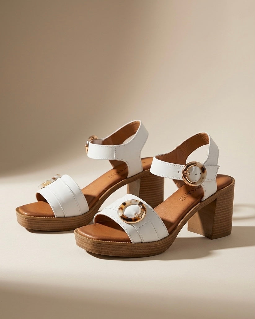 Sandali eleganti in vera pelle bianca con tacco stabile, plateau e plantare memory.
