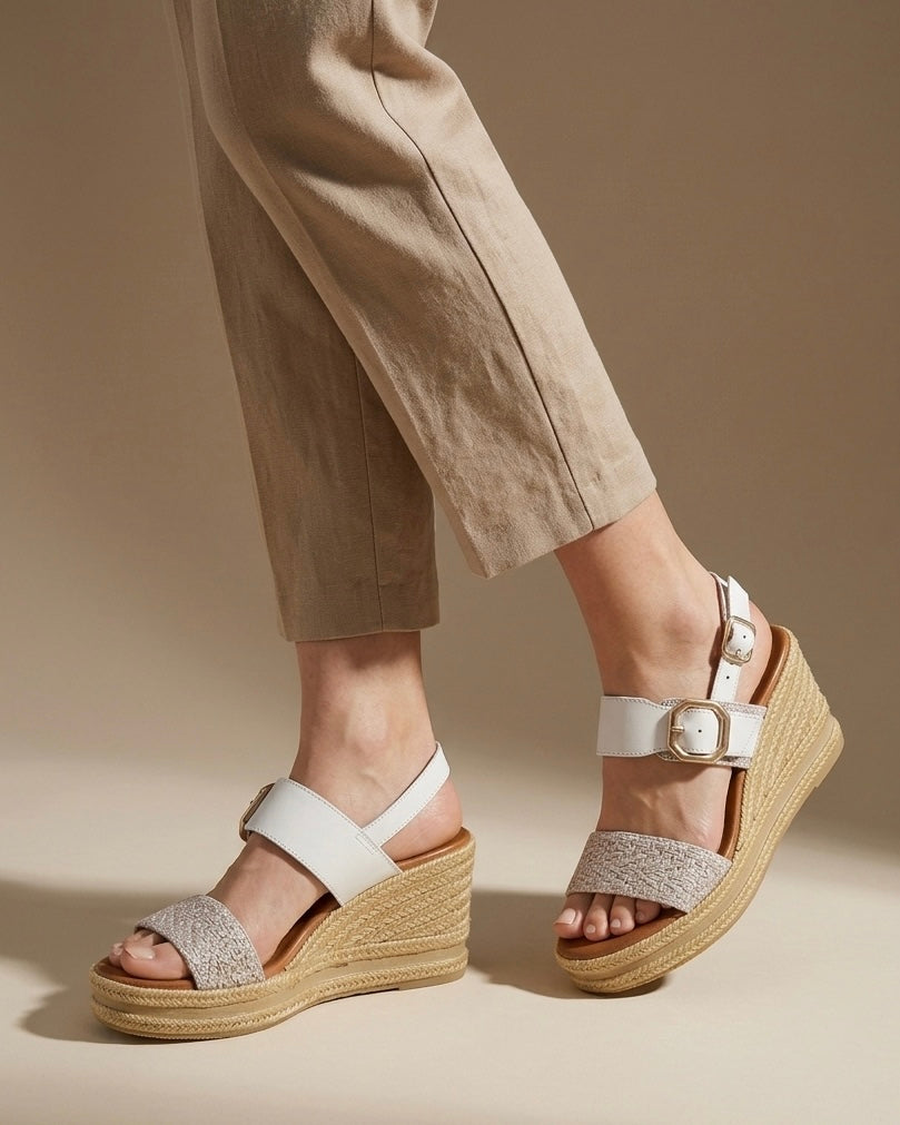 Sandali in vera pelle bianca con zeppa alta in corda e fascia anteriore intrecciata silver-indossati.
