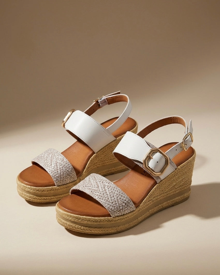 Sandali in vera pelle bianca con zeppa alta in corda e fascia anteriore intrecciata silver.