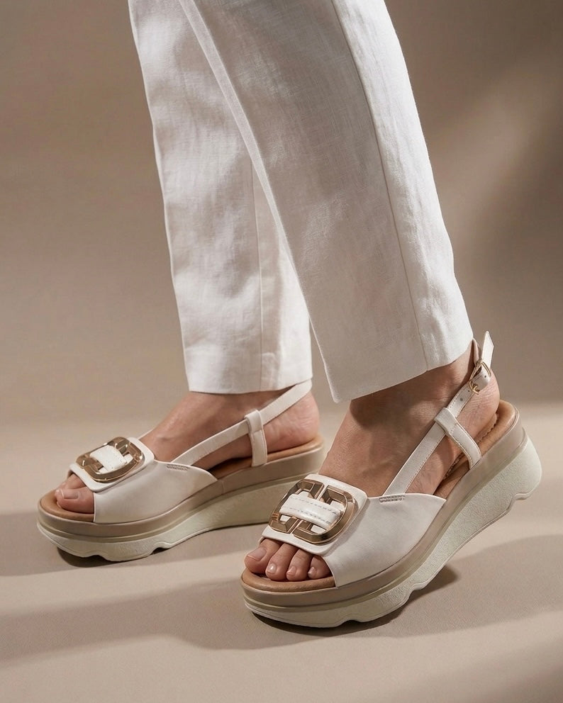 Sandali Donna Serena in pelle color platino/oro con fasce incrociate, cinturino regolabile e plantare con tecnologia DS Gel ammortizzante-indossate.