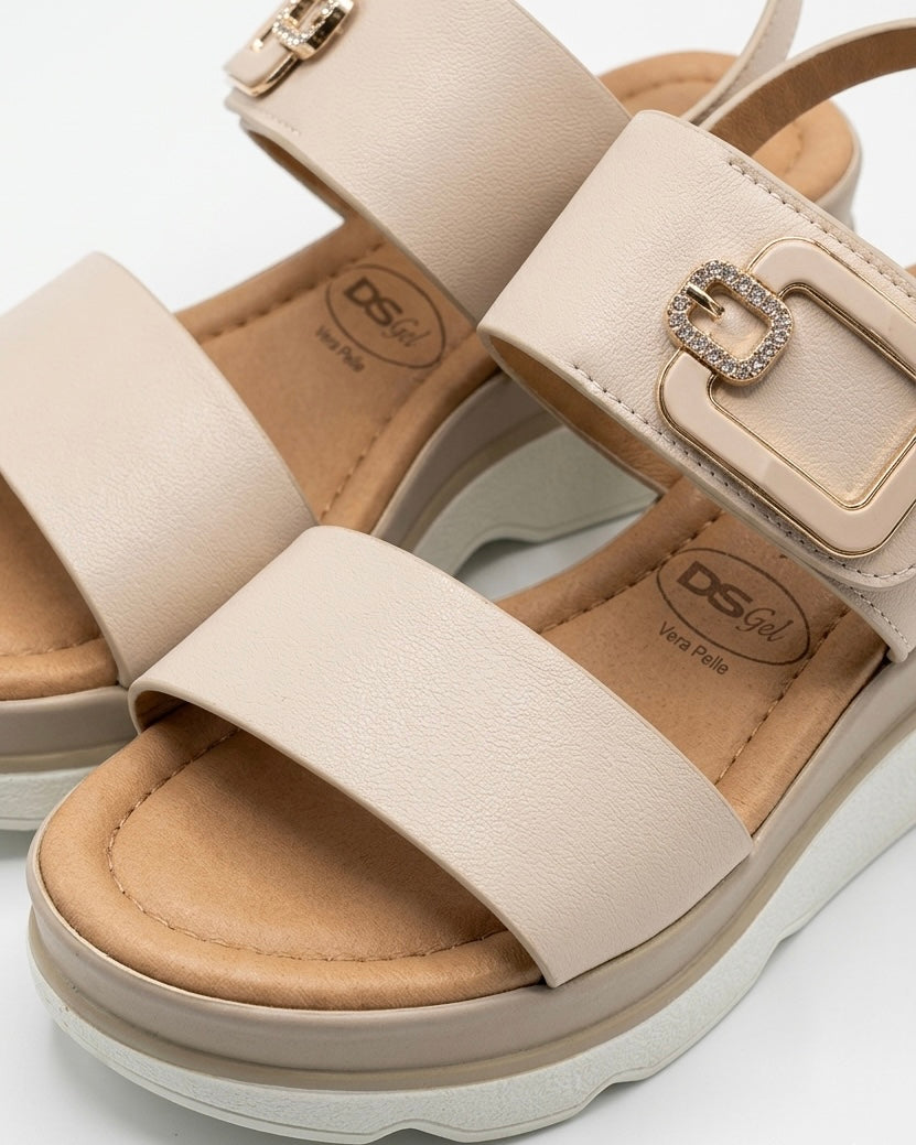 Sandali Donna Serena in pelle beige con doppia fascia, fibbia dorata con strass luccicanti, tecnologia DS Gel e sottopiede in memory foam-dettaglio.