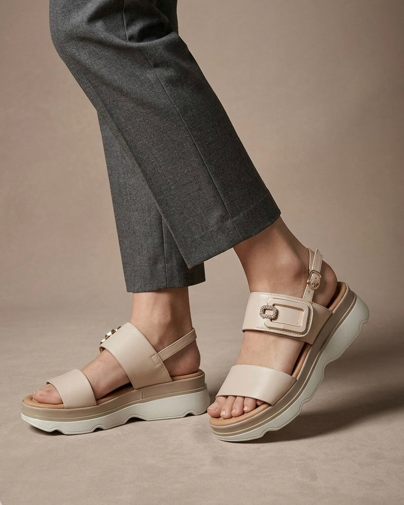 Sandali Donna Serena in pelle beige con doppia fascia, fibbia dorata con strass luccicanti, tecnologia DS Gel e sottopiede in memory foam-indossate.