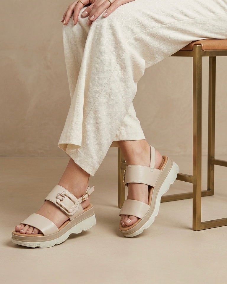Sandali Donna Serena in pelle beige con doppia fascia, fibbia dorata con strass luccicanti, tecnologia DS Gel e sottopiede in memory foam-modella.