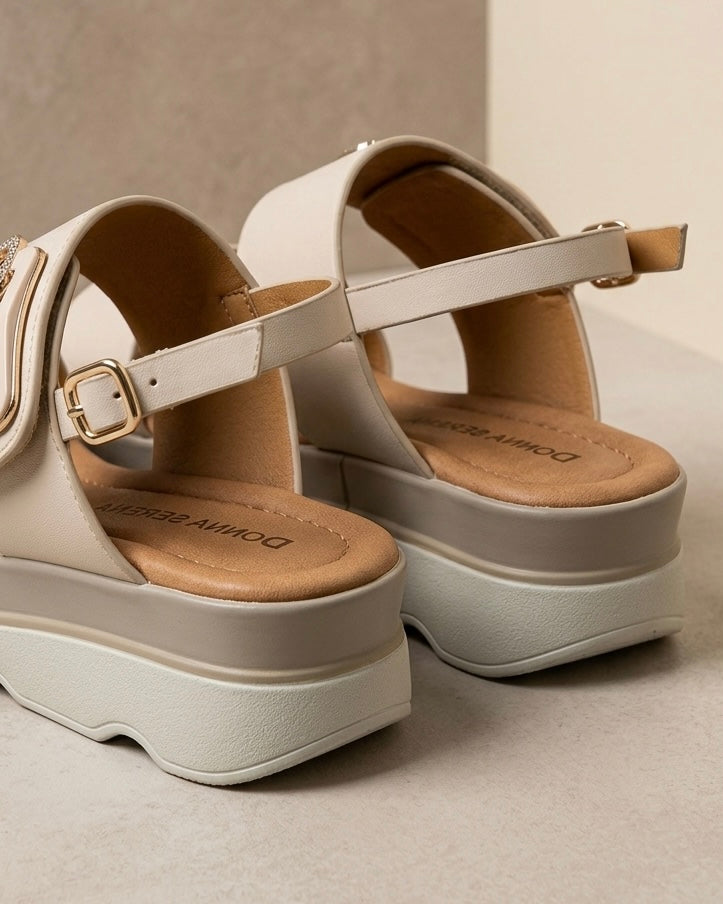 Sandali Donna Serena in pelle beige con doppia fascia, fibbia dorata con strass luccicanti, tecnologia DS Gel e sottopiede in memory foam-retro.