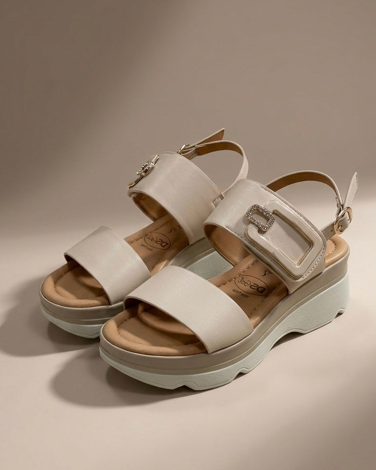 Sandali Donna Serena in pelle beige con doppia fascia, fibbia dorata con strass luccicanti, tecnologia DS Gel e sottopiede in memory foam.