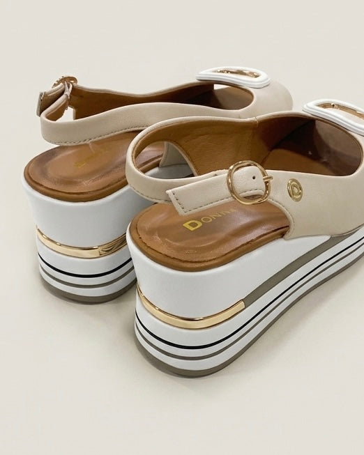 Sandali Donna Serena in vera pelle panna con maxi fibbia quadrata e speciale sottopiede in memory foam per il massimo comfort-retro.