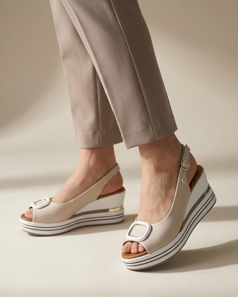 Sandali Donna Serena in vera pelle panna con maxi fibbia quadrata e speciale sottopiede in memory foam per il massimo comfort-indossate.