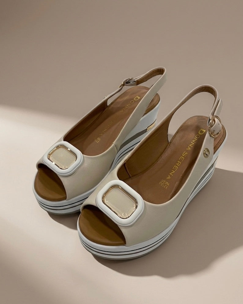 Sandali Donna Serena in vera pelle panna con maxi fibbia quadrata e speciale sottopiede in memory foam per il massimo comfort.