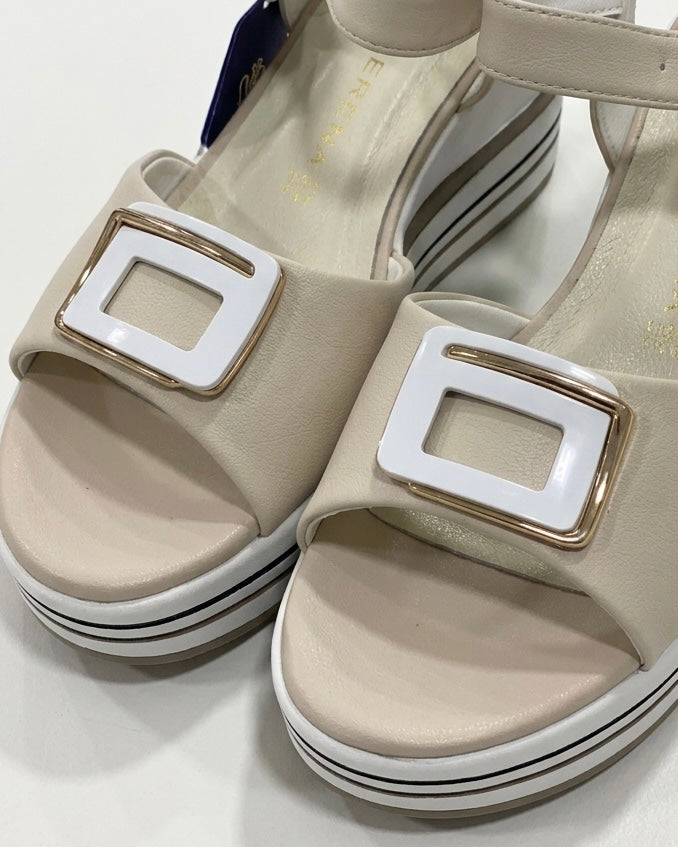 Sandali modello slingback Donna Serena in vera pelle color beige con maxi fibbia quadrata smaltata e sottopiede tecnologico in memory foam-dettaglio.