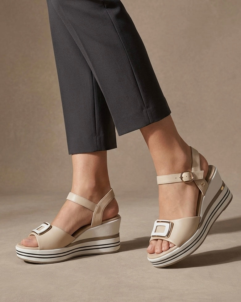 Sandali modello slingback Donna Serena in vera pelle color beige con maxi fibbia quadrata smaltata e sottopiede tecnologico in memory foam-indossate.