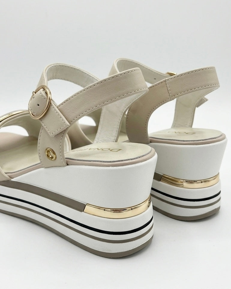 Sandali modello slingback Donna Serena in vera pelle color beige con maxi fibbia quadrata smaltata e sottopiede tecnologico in memory foam-retro.