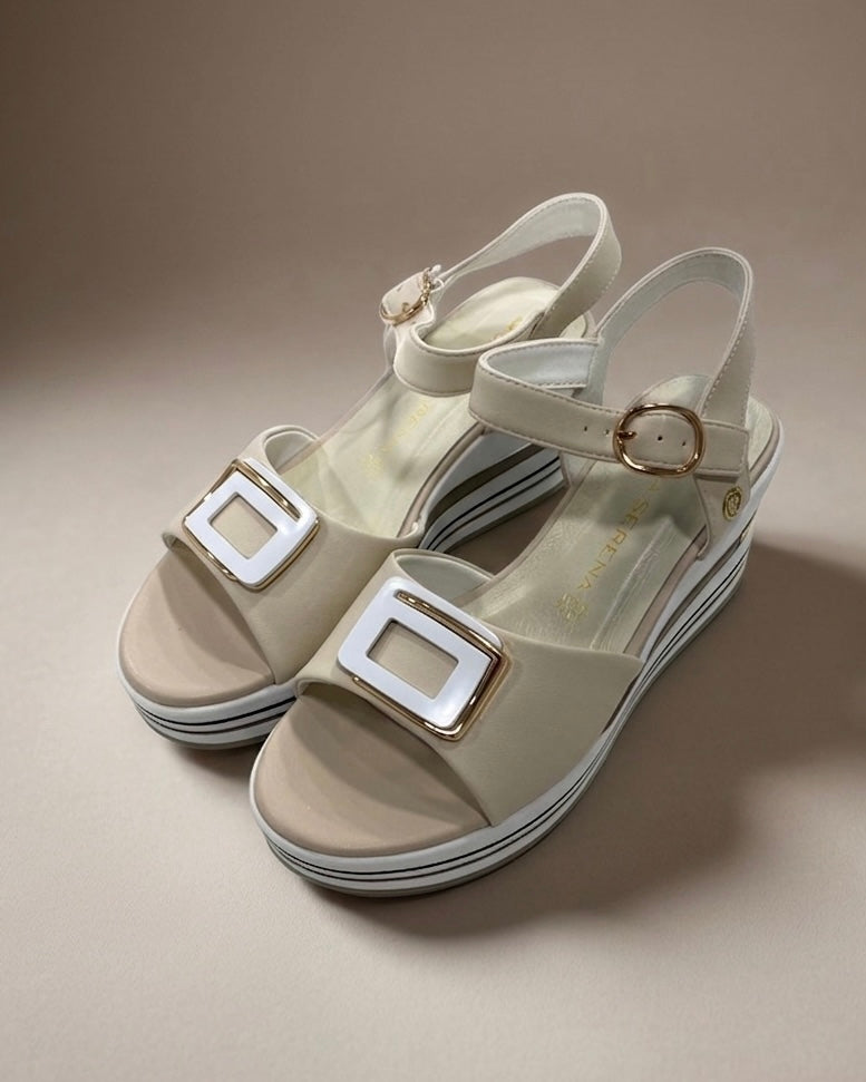 Sandali modello slingback Donna Serena in vera pelle color beige con maxi fibbia quadrata smaltata e sottopiede tecnologico in memory foam.