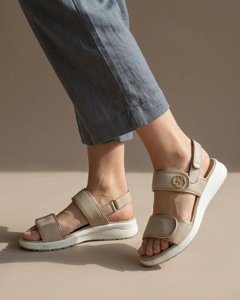Sandali donna Igi&Co in pelle beige e oro con doppie fasce a strappo e suola ammortizzata bianca - Buttò Calzature - indossate.