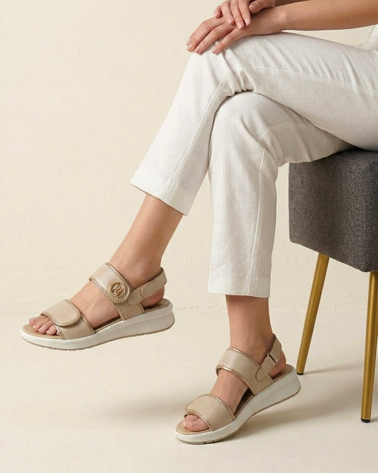 Sandali donna Igi&Co in pelle beige e oro con doppie fasce a strappo e suola ammortizzata bianca - Buttò Calzature - modella.
