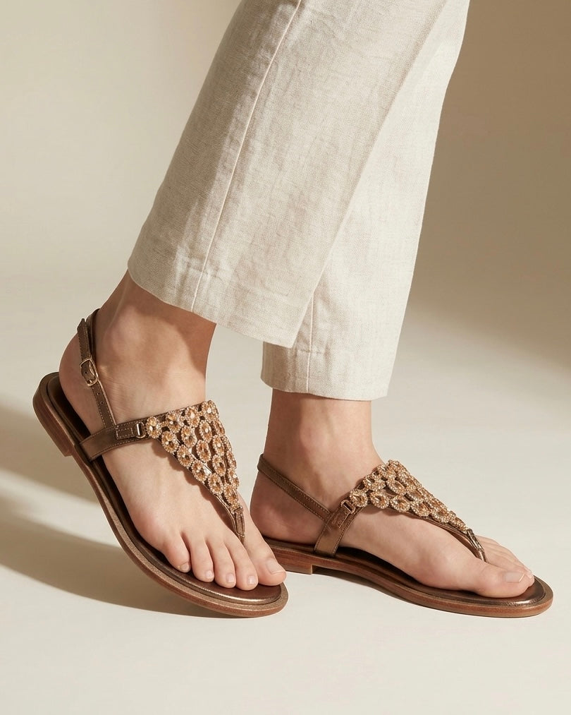 Sandali infradito Valleverde donna color bronzo metallizzato con scudo geometrico di pietre gioiello ambra e strass - Buttò Calzature - indossati.