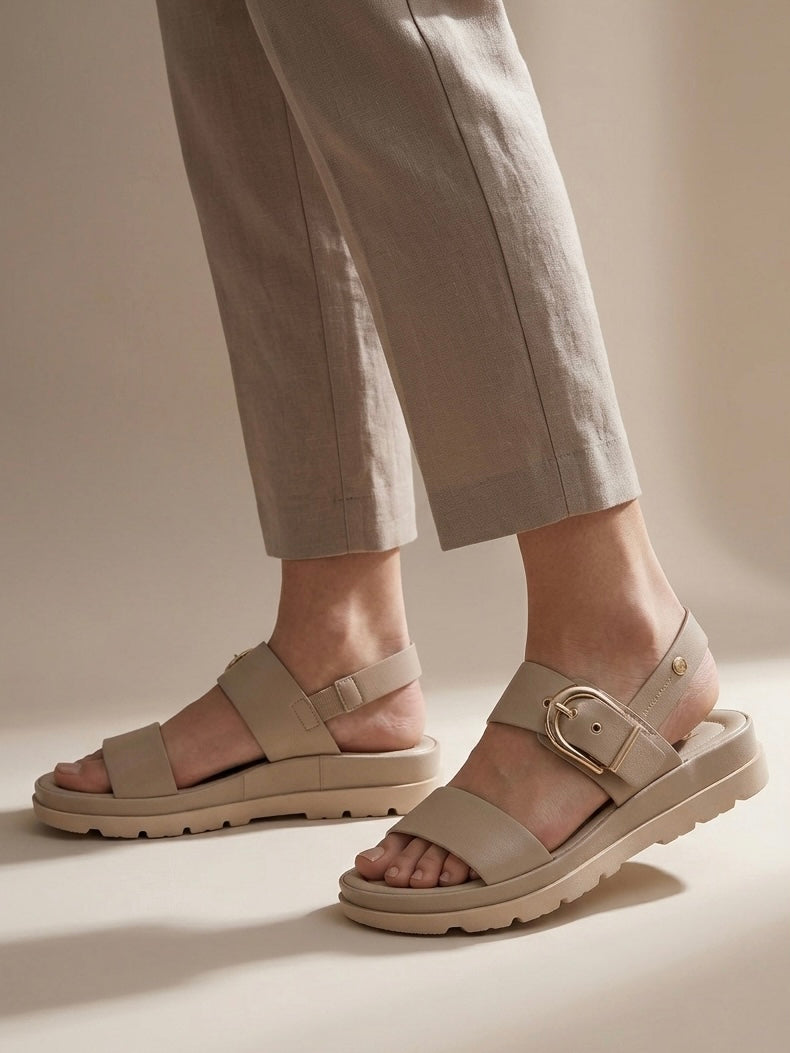 Sandali Keys beige nude a doppia fascia con maxi fibbia dorata e suola platform-indossate.