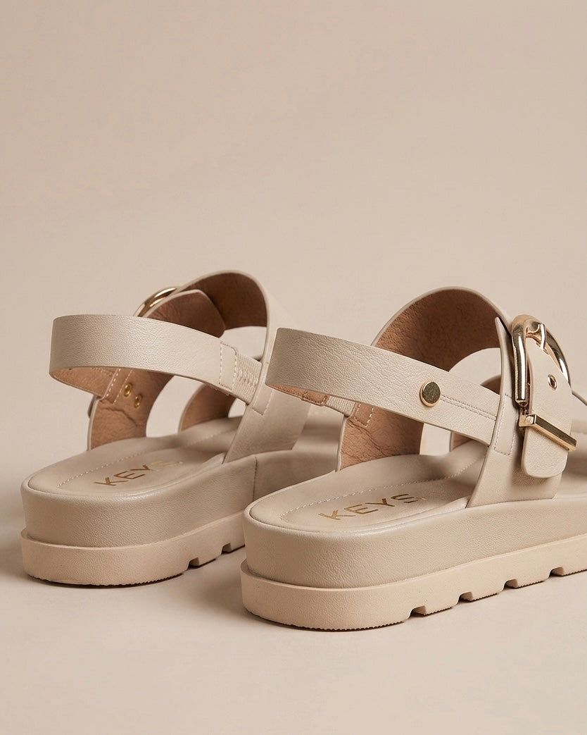 Sandali Keys beige nude a doppia fascia con maxi fibbia dorata e suola platform-retro.