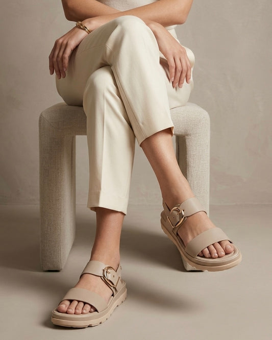 Sandali Keys beige nude a doppia fascia con maxi fibbia dorata e suola platform-modella.