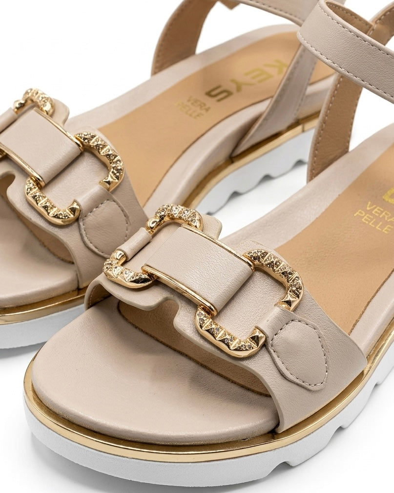 Sandali Keys beige nudo con fibbia gioiello dorata, profili laminati oro e suola platform bianca - Buttò Calzature -dettaglio.