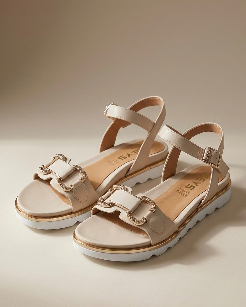 Sandali Keys beige nudo con fibbia gioiello dorata, profili laminati oro e suola platform bianca - Buttò Calzature.