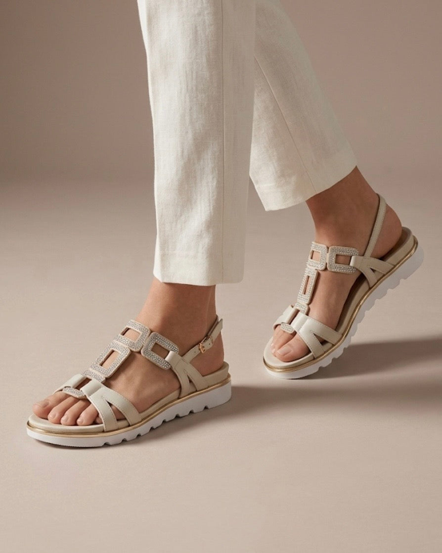 Sandali Keys donna beige con fasce geometriche ricoperte di strass argento e profili laminati oro - Buttò Calzature - indossate.