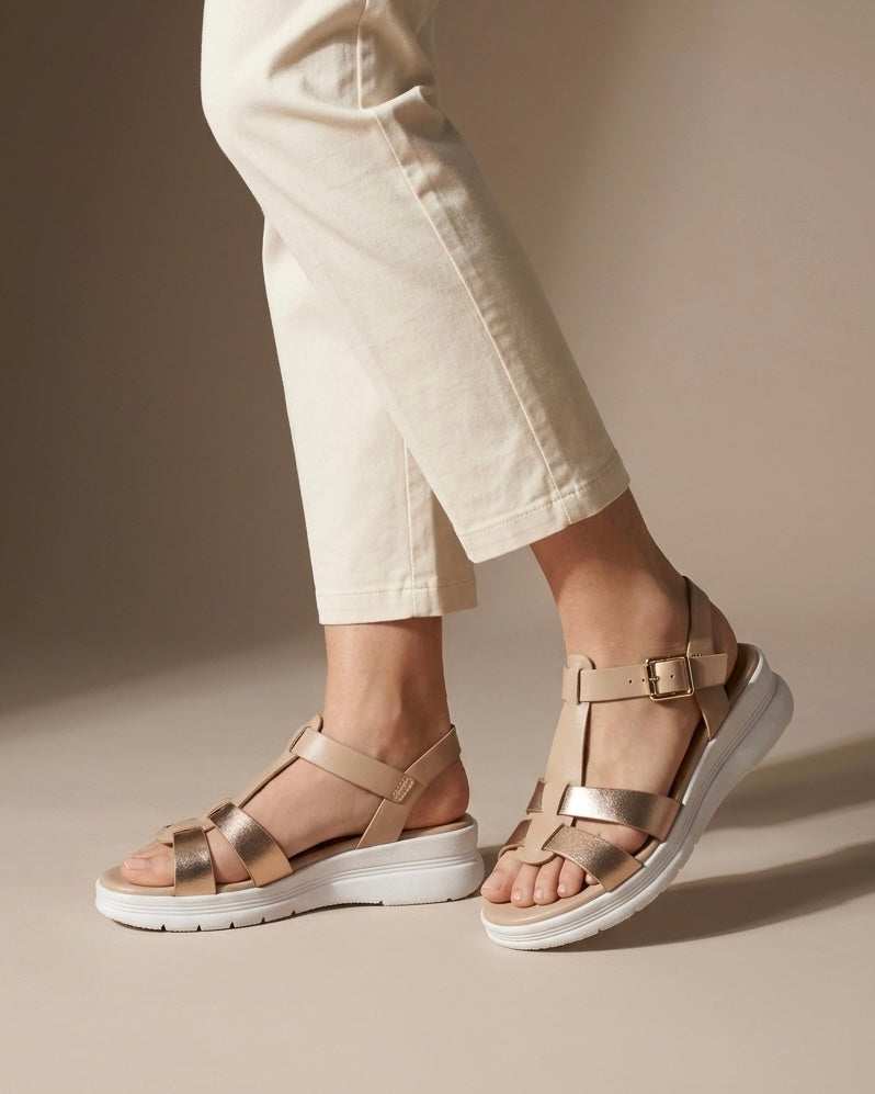 Sandali Keys donna beige con fasce in pelle metallizzata oro rosa, struttura a ragno e suola platform bianca - Buttò Calzature -indossate. 