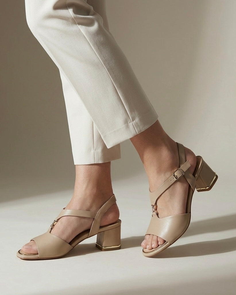 Sandali Keys donna color beige nudo con tacco medio largo, dettaglio gioiello a forma di K e profili oro - Buttò Calzature - indossate.