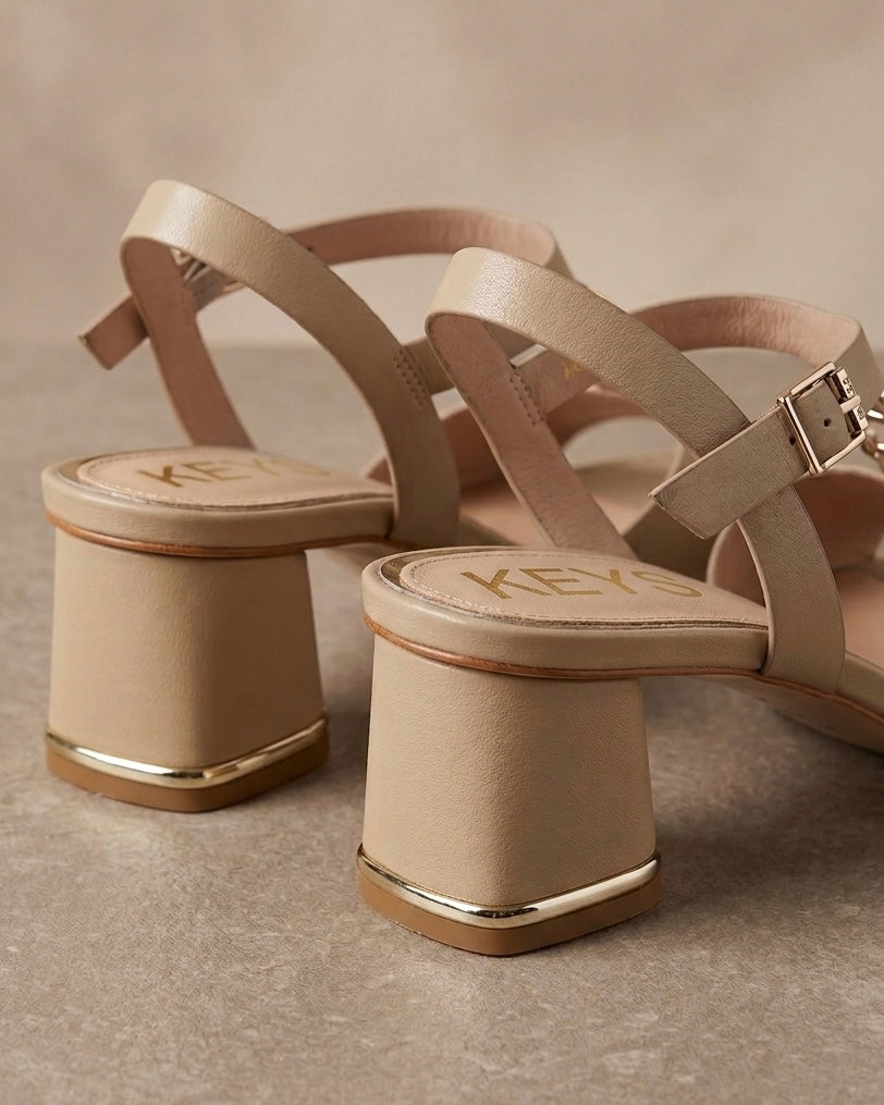 Sandali Keys donna color beige nudo con tacco medio largo, dettaglio gioiello a forma di K e profili oro - Buttò Calzature - retro.