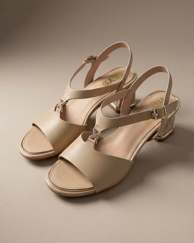 Sandali Keys donna color beige nudo con tacco medio largo, dettaglio gioiello a forma di K e profili oro - Buttò Calzature.