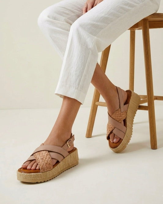 Sandali donna Keys con zeppa platform in corda, fasce incrociate color nude e cinturino regolabile alla caviglia-modella.