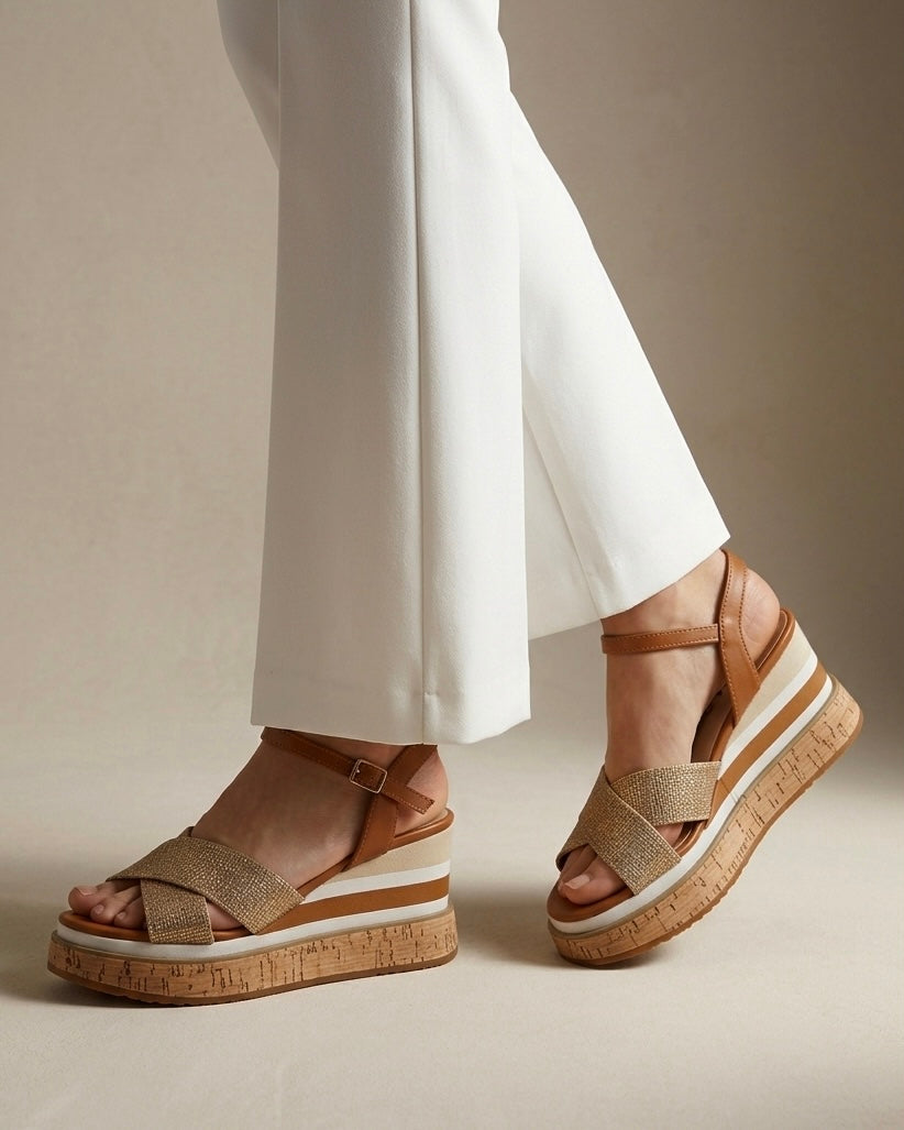 Sandali Keys donna con zeppa in sughero, fasce incrociate in tessuto intrecciato oro e cinturino cuoio - Buttò Calzature - indossate.