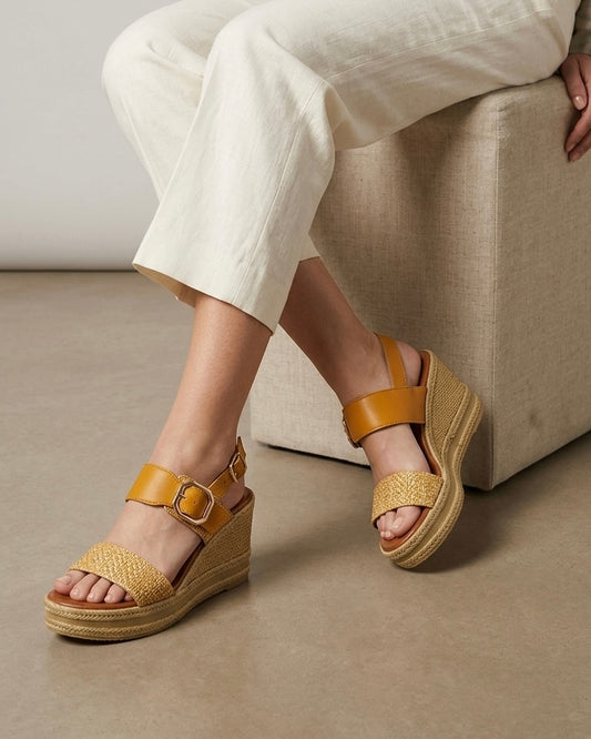 Sandali in vera pelle giallo senape con zeppa alta in corda e fascia anteriore intrecciata-modella.