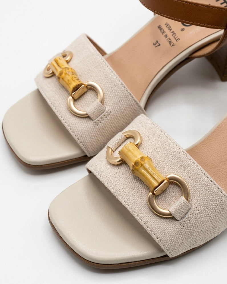 Sandali da donna marca REPO realizzati in vera pelle beige e cuoio, con elegante morsetto dorato e dettaglio effetto bamboo sulla fascia frontale-dettaglio.