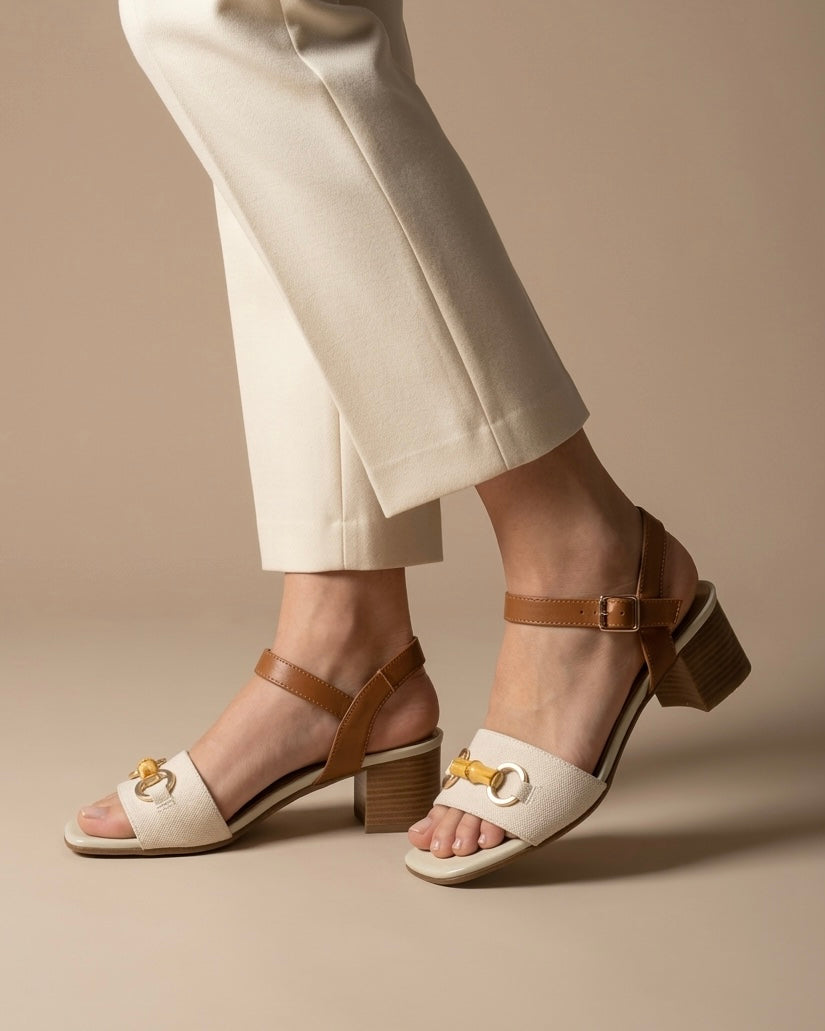 Sandali da donna marca REPO realizzati in vera pelle beige e cuoio, con elegante morsetto dorato e dettaglio effetto bamboo sulla fascia frontale-indossate.