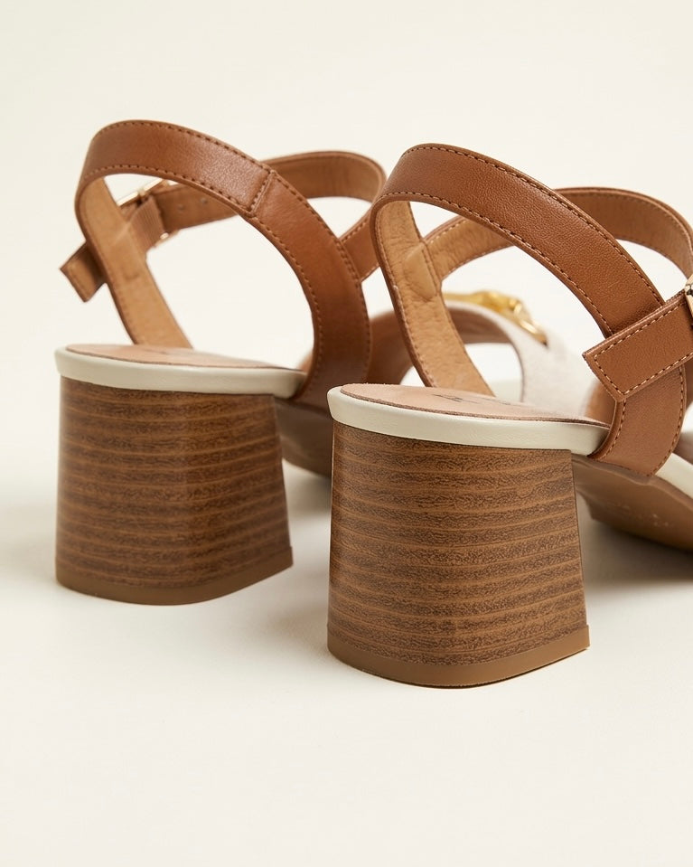 Sandali da donna marca REPO realizzati in vera pelle beige e cuoio, con elegante morsetto dorato e dettaglio effetto bamboo sulla fascia frontale- retro tacco.