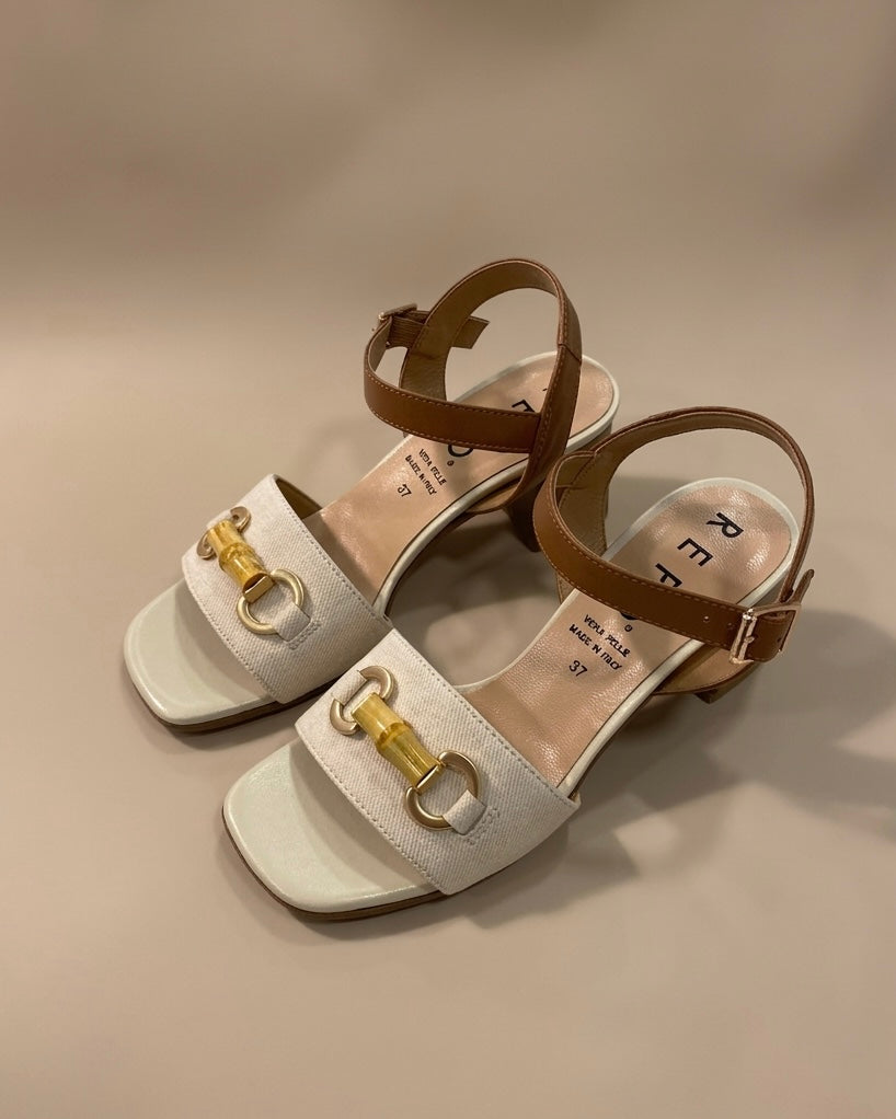 Sandali da donna marca REPO realizzati in vera pelle beige e cuoio, con elegante morsetto dorato e dettaglio effetto bamboo sulla fascia frontale.