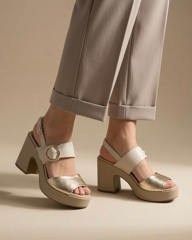 Sandali da donna marca REPO con platform beige, fascia anteriore dorata metallizzata, cinturino bianco avorio con fibbia circolare oro e tacco largo e comodo-indossati.
