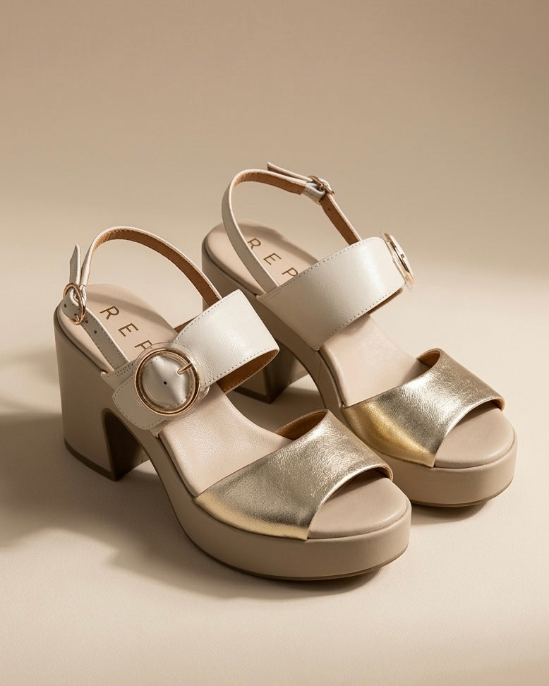 Sandali da donna marca REPO con platform beige, fascia anteriore dorata metallizzata, cinturino bianco avorio con fibbia circolare oro e tacco largo e comodo.