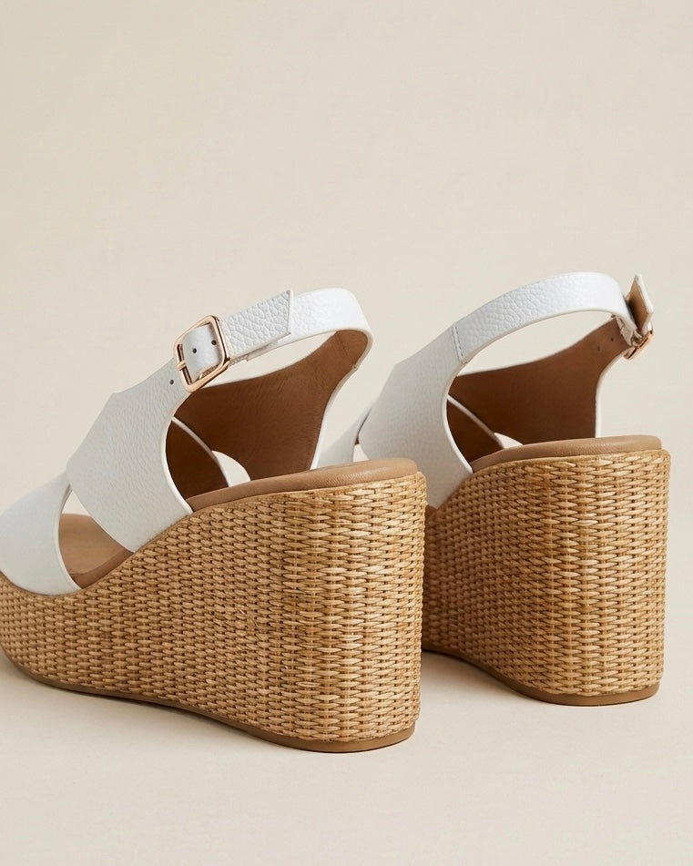 Sandali da donna marca REPO con alta zeppa intrecciata effetto naturale, tomaia in pelle bianca martellata a incrocio e cinturino slingback regolabile-retro.