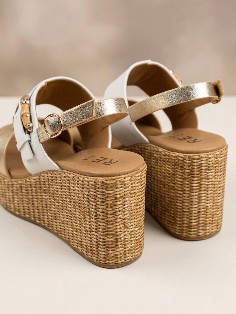 Sandali da donna REPO con zeppa alta intrecciata effetto corda, fascia anteriore oro laminato, fascia bianca e cinturino posteriore regolabile-retro.