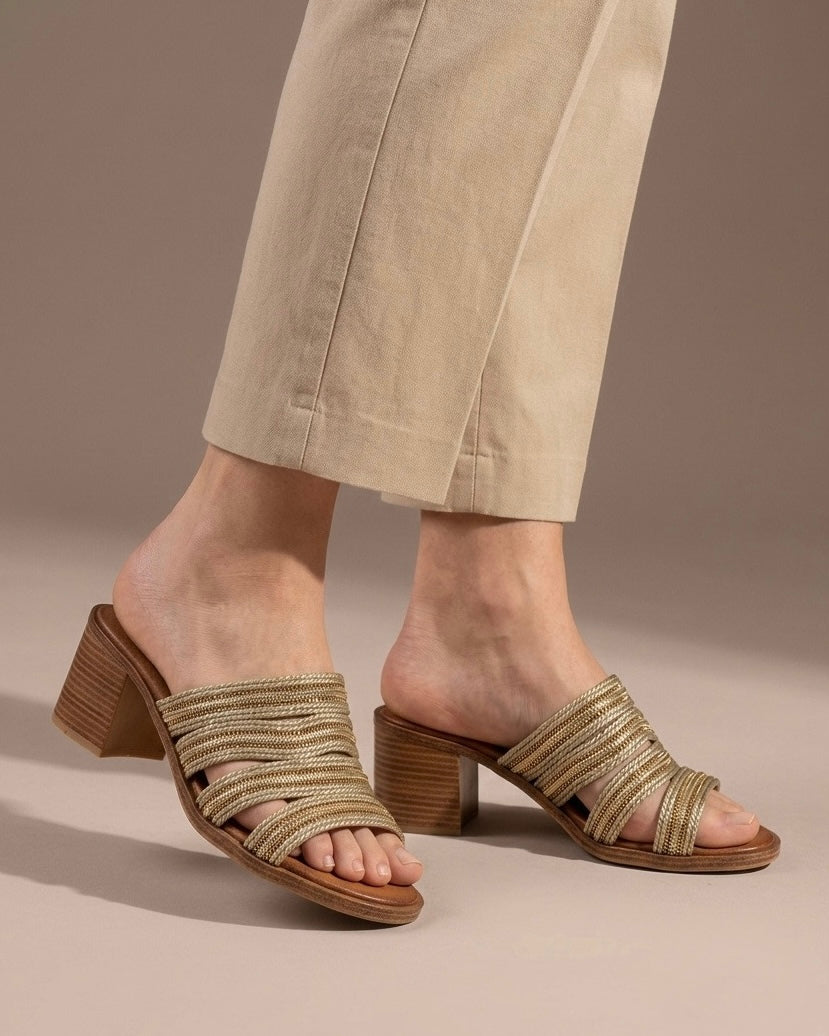 Sandali sabot color bronzo con tacco largo medio e pianta cuoio con fascia a listini sottili e micro-strass luminosi - Buttò Calzature - indossati.