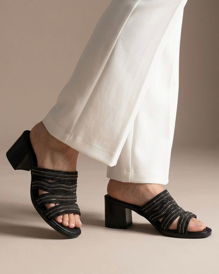 Sandali sabot neri con tacco largo medio e fascia a listini sottili con micro-strass brillanti - Buttò Calzature - indossati.