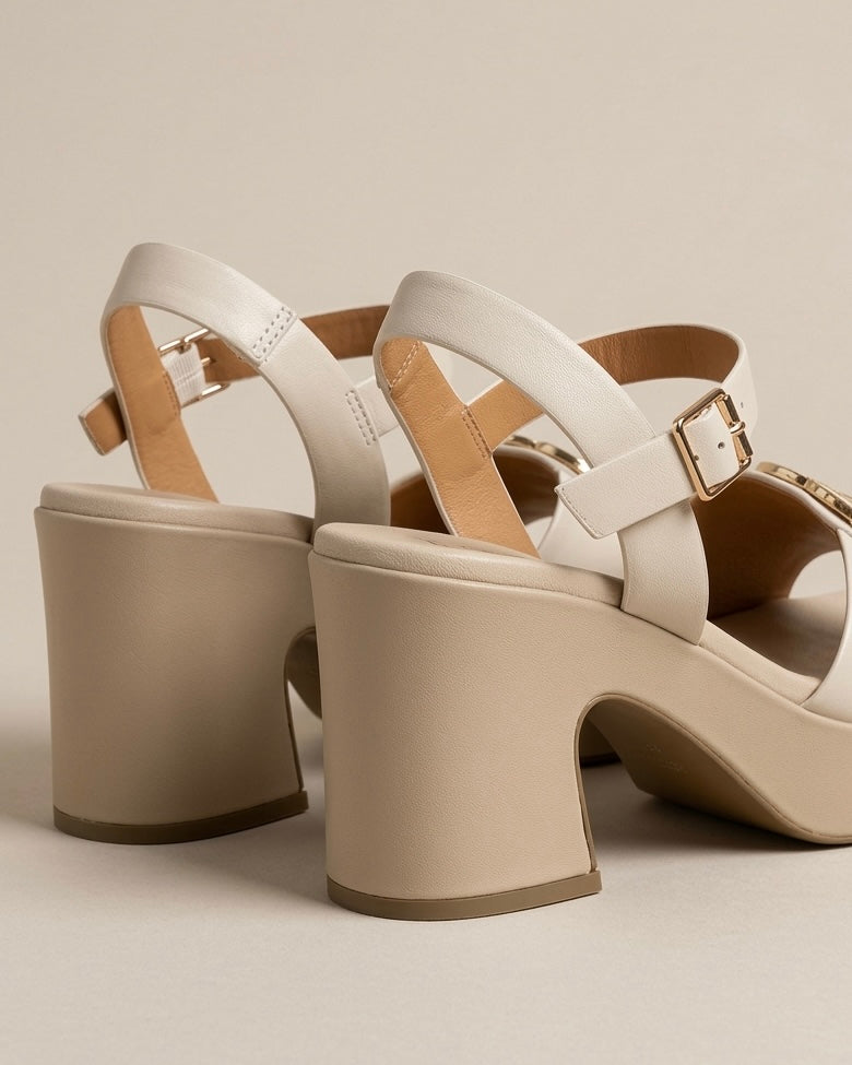 Sandali slingback da donna marca REPO color beige panna, con maxi fibbia logata dorata sulla fascia, cinturino regolabile e tacco largo con platform-retro tacco.