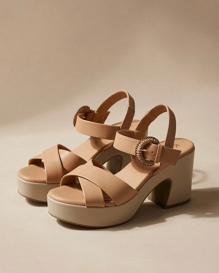 Sandali slingback da donna marca REPO color nude/beige, fascia incrociata anteriore, cinturino con fibbia dorata lavorata e suola platform.