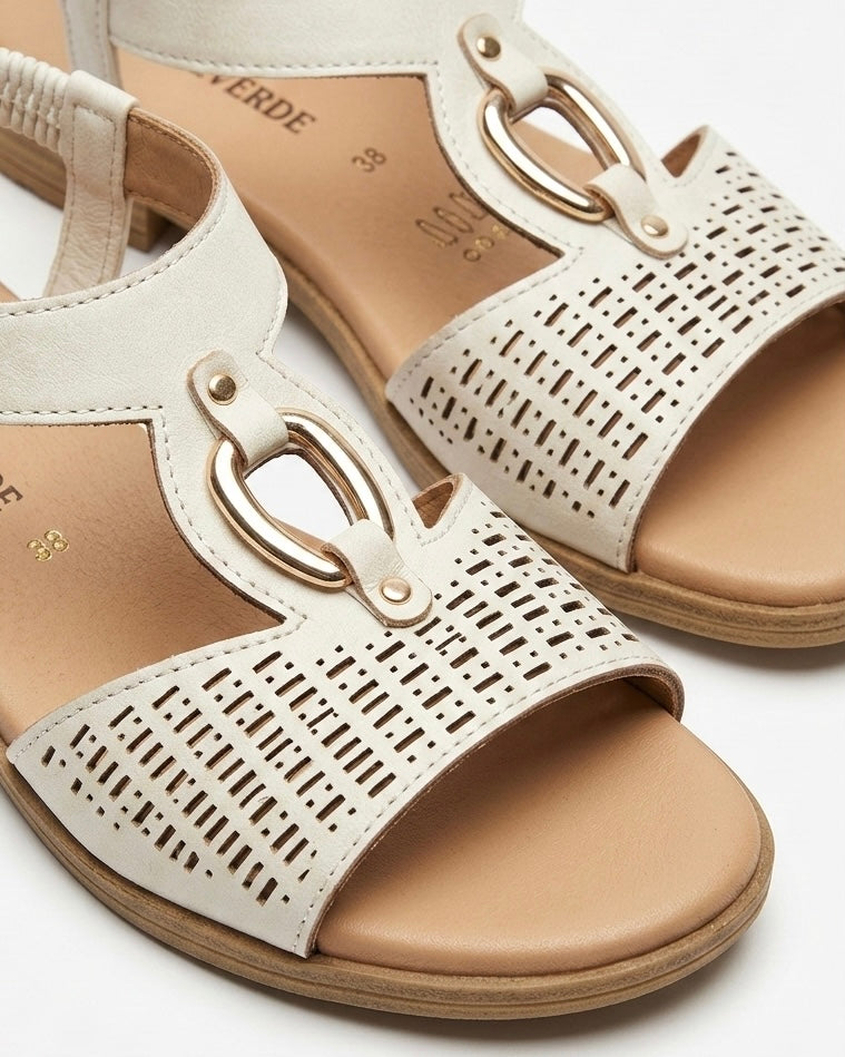 Sandali bassi Valleverde color bianco panna, fascia anteriore con lavorazione traforata geometrica opaca, dettaglio metallico dorato e cinturino elastico-dettaglio ravvicinato.