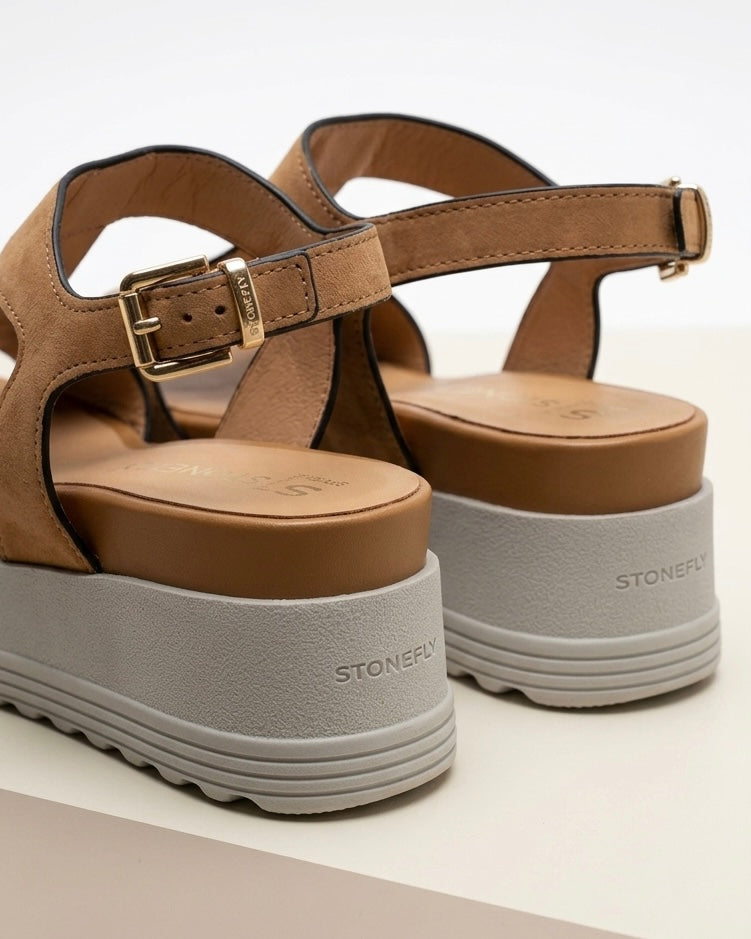 Sandali Stonefly da donna in vera pelle scamosciata color sabbia/beige, decorati con borchie dorate a piramide e dotati di suola platform bianca ammortizzata-retro.
