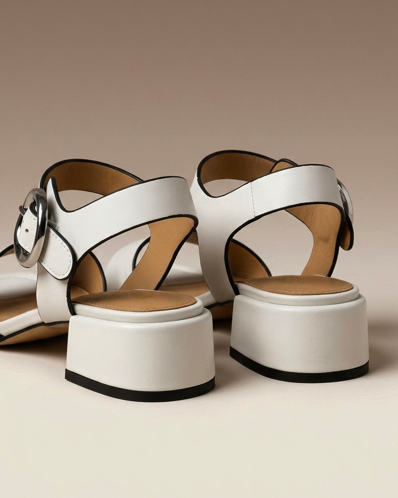 Sandali donna Stonefly in vera pelle color bianco panna con tacco medio largo, profili neri e cinturino alla caviglia con fibbia argento-retro.