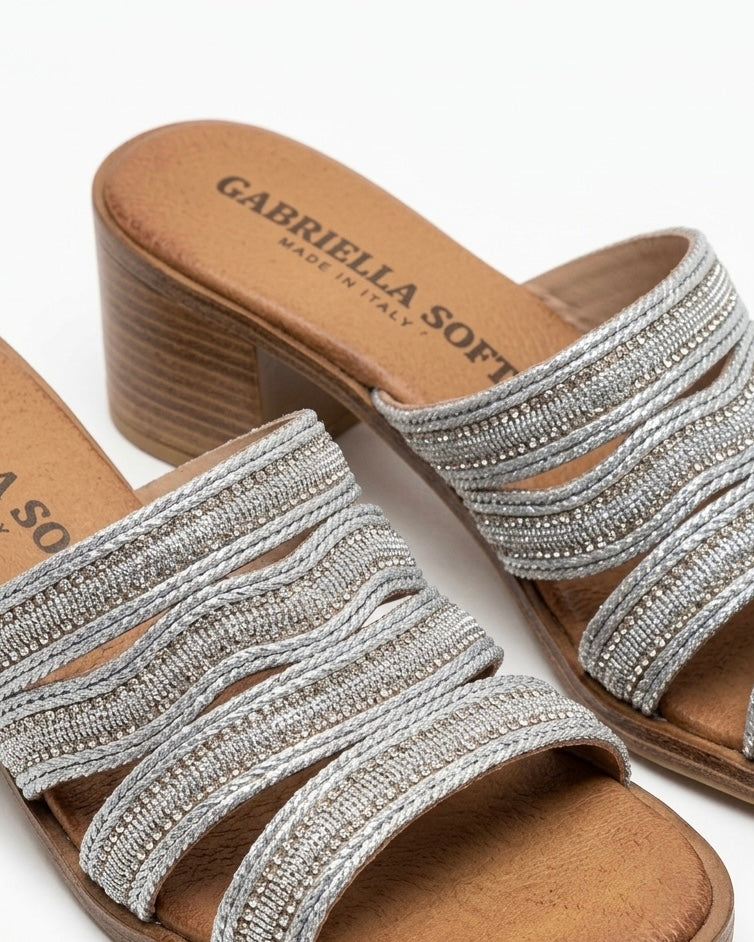 Sandali sabot con tacco largo medio e pianta cuoio con fascia a listini sottili argentati e micro-strass - Buttò Calzature - dettaglio.