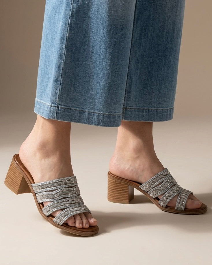 Sandali sabot con tacco largo medio e pianta cuoio con fascia a listini sottili argentati e micro-strass - Buttò Calzature - indossati.