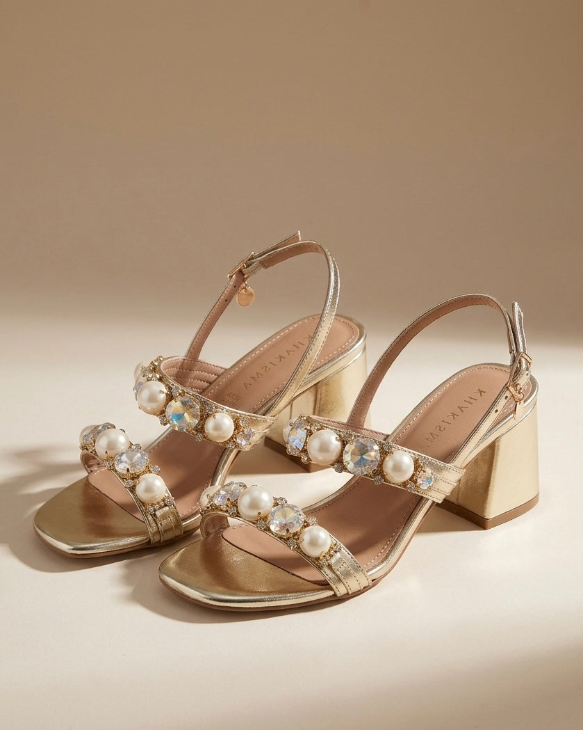 Sandali color oro metallizzato con tacco largo medio, cinturino alla caviglia e listini decorati con perle e pietre gioiello - Buttò Calzature.
